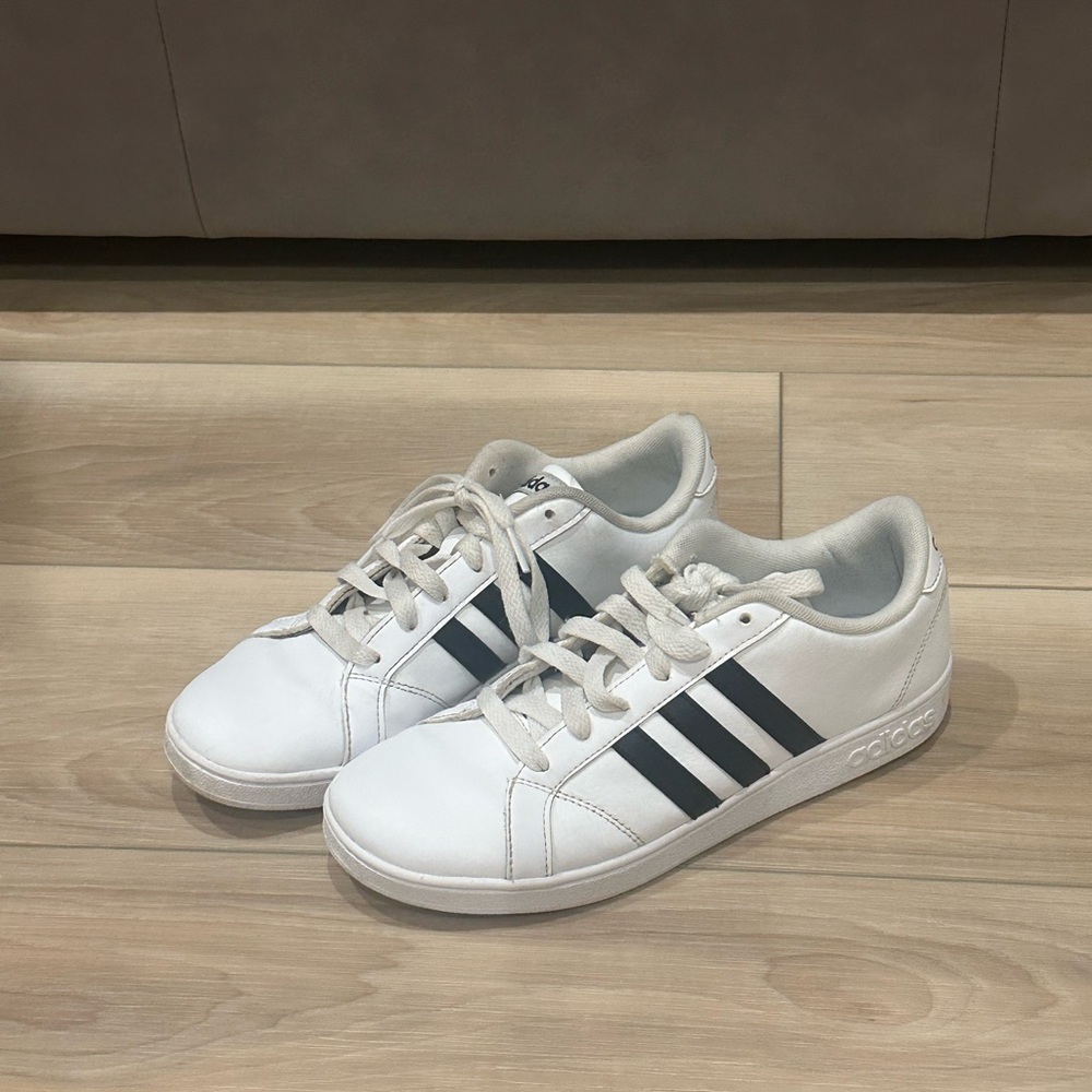 EUC Women’s Size 6 White Adidas Classic Sneakers with Black Stripes Unisex